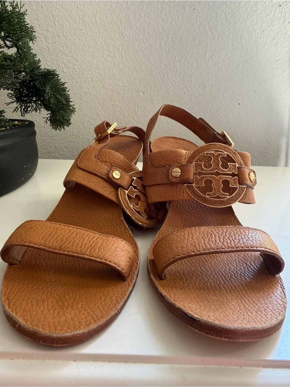 Tory Burch Amanda wedge women size 8 Tan Leather Wedge Sandals with Logo Emblem